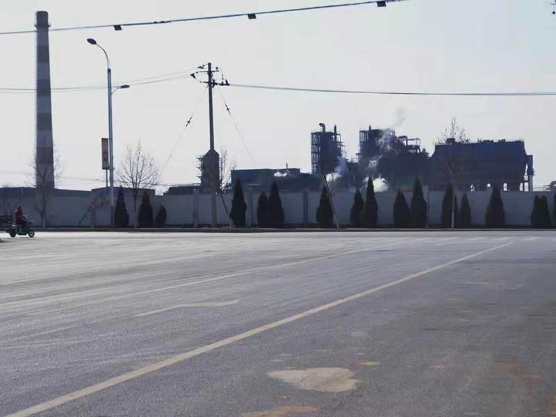 Цементный завод выбрасывает дымовые газы в процессе производства цемента.